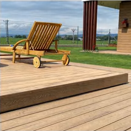 Deck externo em WPC com espreguiçadeira